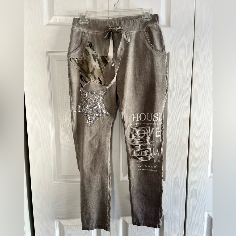 Gigi Moda camo and sequin star lightweight pants. Sz. Small. Made in Italy.